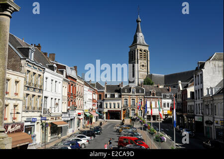 France, Nord, le Cateau Cambresis, collégiale St Martin, clocher surplombant la Place du Général de Gaulle Banque D'Images