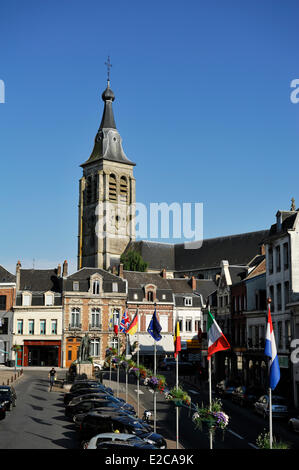 France, Nord, le Cateau Cambresis, collégiale St Martin, clocher surplombant la Place du Général de Gaulle Banque D'Images