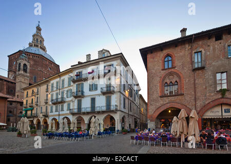 L'Italie, Lombardie, Pavie, à la place Piazza della Vittoria et le dôme de la Cathédrale Banque D'Images