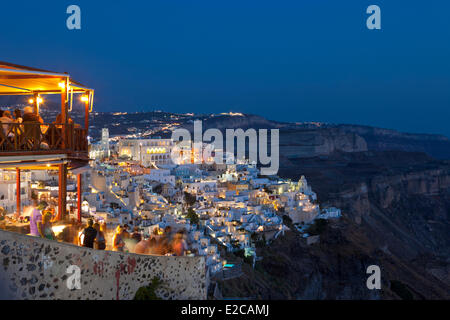 La Grèce, Cyclades, Mer Égée, Santorin (Thira ou Thera), le village de Thira hunged en haut de la caldeira Banque D'Images