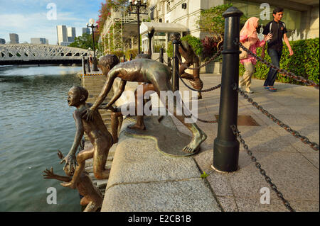 Singapour, Boat Quay, sculpture intitulée La première génération par le sculpteur Chong Fah Cheong Banque D'Images