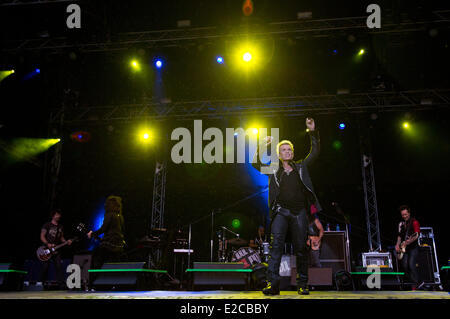 Hambourg, Allemagne. 18 Juin, 2014. Musicien de rock britannique Billy Idol joue sur la scène pendant un concert en plein air dans le parc municipal à Hambourg, Allemagne, 18 juin 2014. Dpa : Crédit photo alliance/Alamy Live News Banque D'Images