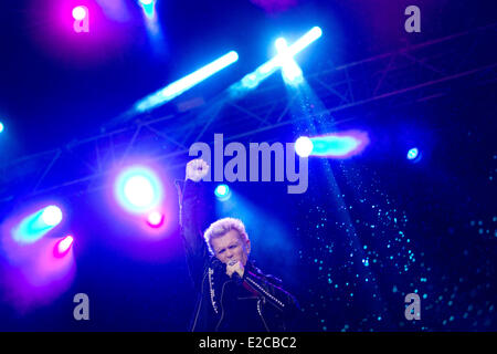 Hambourg, Allemagne. 18 Juin, 2014. Musicien de rock britannique Billy Idol joue sur la scène pendant un concert en plein air dans le parc municipal à Hambourg, Allemagne, 18 juin 2014. Dpa : Crédit photo alliance/Alamy Live News Banque D'Images