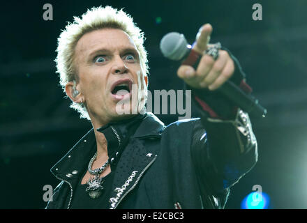 Hambourg, Allemagne. 18 Juin, 2014. Musicien de rock britannique Billy Idol joue sur la scène pendant un concert en plein air dans le parc municipal à Hambourg, Allemagne, 18 juin 2014. Dpa : Crédit photo alliance/Alamy Live News Banque D'Images