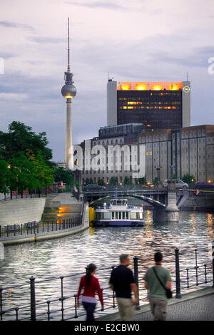 Allemagne, Berlin, Mitte Alexanderplatz, tour de télévision et la rivière Spree Banque D'Images