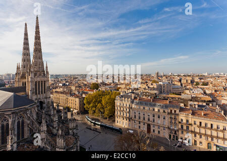 France, Gironde, Bordeaux, zone classée au Patrimoine Mondial de l'UNESCO, la cathédrale Saint André à partir du haut de la tour Pey Berland Banque D'Images