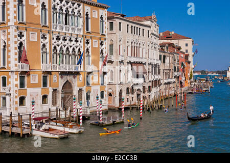 L'Italie, Vénétie, Venise, l'UNESCO, district de San Marco, Grand Canal et le pont de Palazzo Franchetti dell'Accademia Banque D'Images