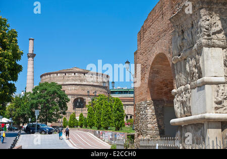 La Grèce, Macédoine, Thessalonique, l'Arc de Galère, de triomphe construit au 4ème siècle en l'honneur de l'empereur Galerius et la Rotonde de l'église Agios ou Giorghos dans l'arrière-plan Banque D'Images