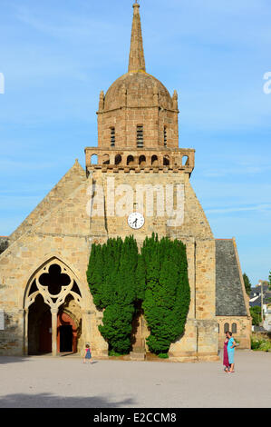 France, Cotes d'Armor, Côte de Granit Rose (Côte de Granit Rose, Perros Guirec), l'église de St Jacques, classée monument historique, a été construite en granit rose et a deux nefs, un 12ème siècle de style roman et gothique du xive siècle une Banque D'Images