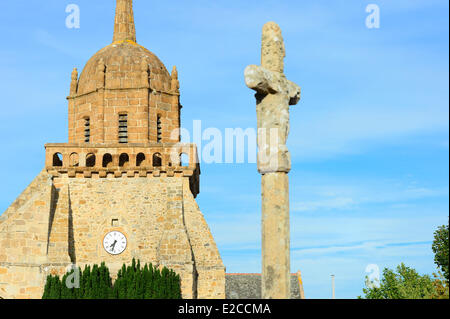 France, Cotes d'Armor, Côte de Granit Rose (Côte de Granit Rose, Perros Guirec), l'église de St Jacques, classée monument historique, a été construite en granit rose et a deux nefs, un 12ème siècle de style roman et gothique du xive siècle une Banque D'Images