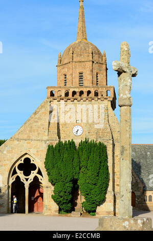 France, Cotes d'Armor, Côte de Granit Rose (Côte de Granit Rose, Perros Guirec), l'église de St Jacques, classée monument historique, a été construite en granit rose et a deux nefs, un 12ème siècle de style roman et gothique du xive siècle une Banque D'Images