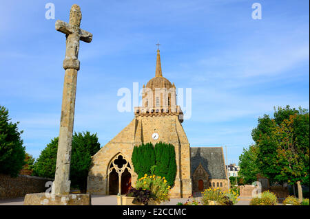 France, Cotes d'Armor, Côte de Granit Rose (Côte de Granit Rose, Perros Guirec), l'église de St Jacques, classée monument historique, a été construite en granit rose et a deux nefs, un 12ème siècle de style roman et gothique du xive siècle une Banque D'Images