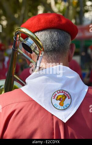 La France, l'Hérault, Béziers, feria annuel dans les rues de la ville, l'homme de fils peignés en arrière d'un béret rouge jouant du saxophone Banque D'Images