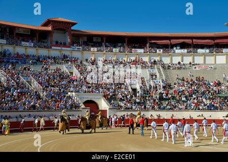 La France, l'Hérault, Béziers, feria annuel de la ville, dans les arènes d vullfight, défilé des picadors Banque D'Images