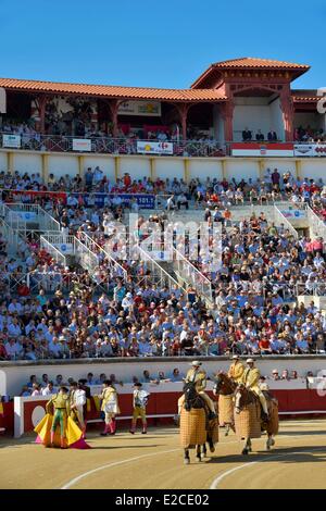 La France, l'Hérault, Béziers, feria annuel de la ville, dans les arènes d vullfight, défilé des picadors Banque D'Images