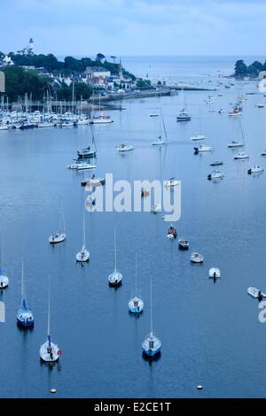 La France, Finistère, Bénodet, bateaux dans l'estuaire de l'Odet Banque D'Images