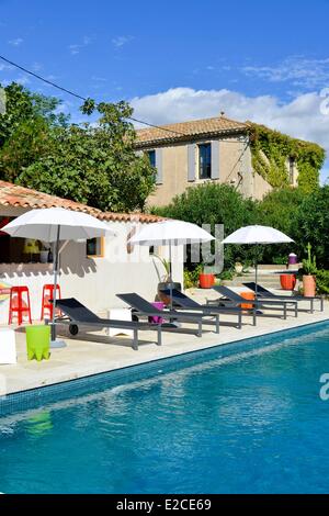 La France, Hérault, Serignan, Le Domaine des Layres, ancienne propriété viticole entièrement rénové en gîtes, piscine extérieure avec transats et parasols Banque D'Images