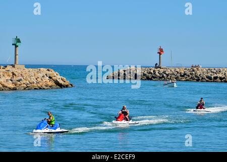 La France, l'Hérault, Valras plage, jets ski à l'embouchure de la marina derrière la jetée Banque D'Images