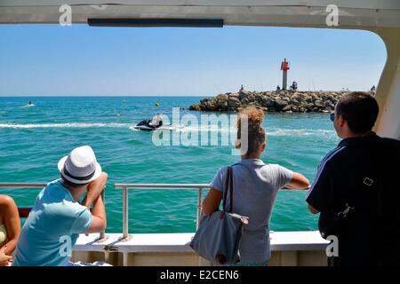La France, l'Hérault, Valras plage, les vacanciers à bord d'un bateau au cours d'une excursion en mer Banque D'Images