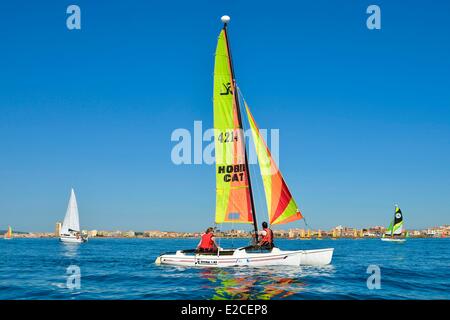 La France, l'Hérault, Valras plage, catamarans sur une mer calme avec l'arrière-plan coast Banque D'Images