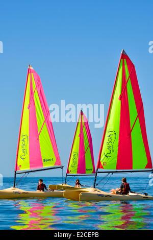 La France, l'Hérault, Valras plage, catamarans avec voiles colorés sur une mer vitreuse Banque D'Images