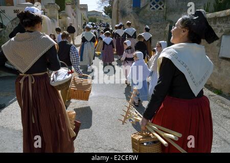 France, Bouches du Rhône, Fontvieille, Fete des Moulins Moulins (Festival), groupe de femmes de retour en costumes d'habitant d'Arles marcher dans une rue Banque D'Images