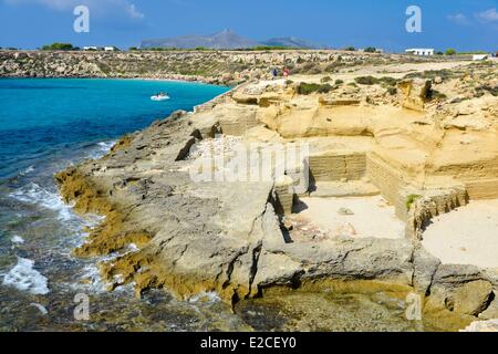 L'Italie, la Sicile, les îles Egadi, île de Favignana, Cala Azzurra, ancienne carrière de tuf donnant sur la mer et qui était en usage à Banque D'Images