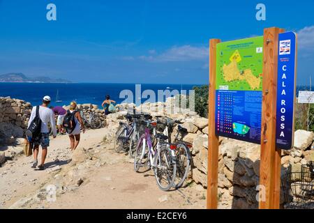 L'Italie, la Sicile, les îles Egadi, île de Favignana, Cala Rossa, promeneurs sur un chemin bordé de murs en pierre, avec une vue panoramique sur Banque D'Images