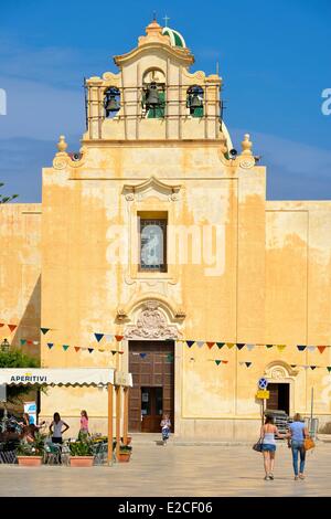 L'Italie, la Sicile, les îles Egades, île de Favignana, Piazza Madrice, les passants sur une place pavée de l'église Madre Maria Immacolata du 18e siècle Banque D'Images