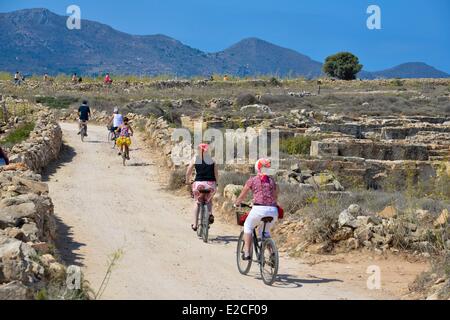 L'Italie, la Sicile, les îles Egades, île de Favignana, Cala Rossa, randonnée randonnée sur un chemin au milieu de la carrière de tuf qui a été Banque D'Images