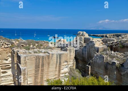 L'Italie, la Sicile, les îles Egadi, île de Favignana, Cala Rossa, la carrière de tuf qui était en usage à la construction de la palais baroques de Palerme Banque D'Images