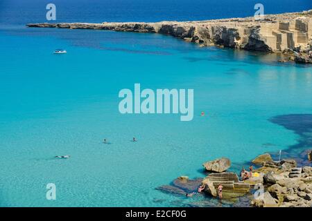 L'Italie, la Sicile, les îles Egadi, île de Favignana, Cala Rossa, panorama sur un ruisseau formant un amphithéâtre Banque D'Images