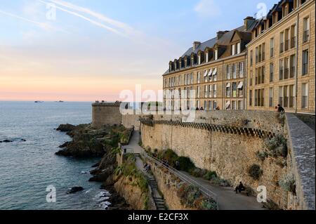 La France, de l'Ille et Vilaine, Côte d'Emeraude, Saint Malo, les remparts de la ville fortifiée Banque D'Images