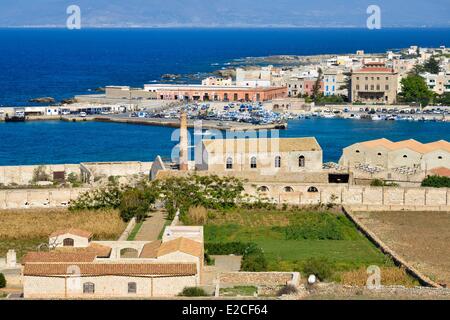 L'Italie, la Sicile, les îles Egadi, île de Favignana, l'ancienne usine de thon Florio vu depuis le mont Santa Caterina Banque D'Images