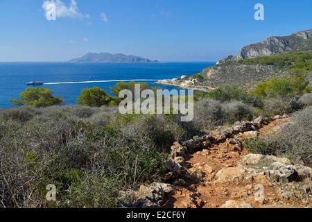 L'Italie, la Sicile, les îles Egadi, l'île de Levanzo, sentier de montagne avec la mer et l'île de Favignana dans l'arrière-plan Banque D'Images