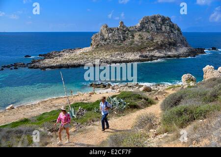 L'Italie, la Sicile, les îles Egadi, l'île de Levanzo, couple de randonneurs sur un sentier le long de l'île avec la mer en arrière-plan Borgo Italia 77 Banque D'Images