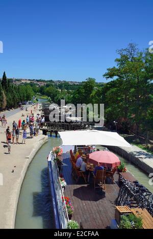 La France, l'Hérault, Béziers, Canal du Midi, Patrimoine Mondial de l'UNESCO, les platines de Fonseranes, barge dans un sas d'évacuation en attente Banque D'Images