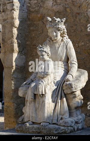 La France, l'Hérault, Béziers, Saint Aphrodise cloître, de la statue de Notre Dame de Rocamadour Banque D'Images