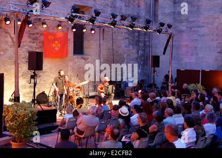 La France, l'Hérault, Béziers, Saint Aphrodise cloître, l'Occitan, cabaret show du groupe Trio Sumi Banque D'Images