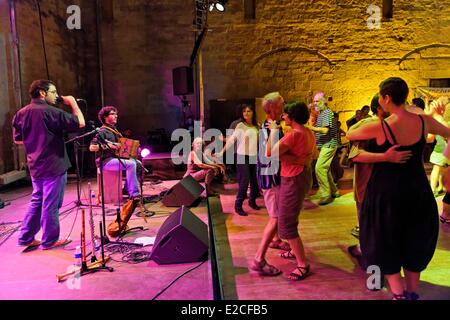 La France, l'Hérault, Béziers, Saint Aphrodise cloître, l'Occitan Cabaret, concert du groupe Baleti Brotto Lopez Banque D'Images