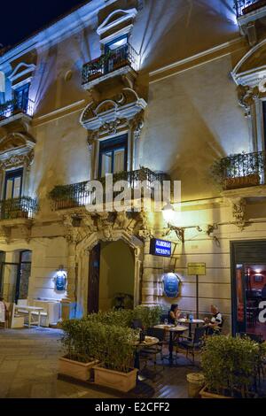 Italie, Sicile, Trapani, centre historique, Vittorio Emanuele cour, terrasse de café en face de l'Hotel Messina Inn nuit Banque D'Images