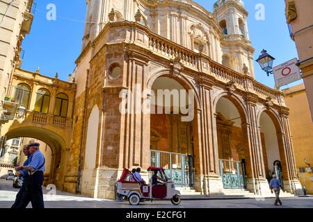 Italie, Sicile, Trapani, centre historique, Via Vittorio Emanuelle, la cathédrale San Lorenzo de la 15e siècle, un portique à trois arcades, marcheurs traversant une rue piétonne sur un scooter Banque D'Images