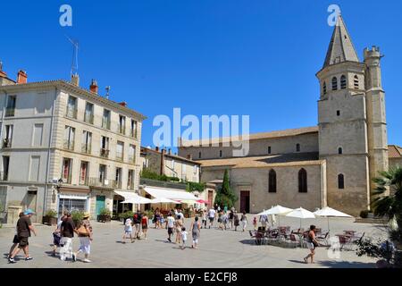 La France, l'Hérault, Béziers, place de la Madeleine, l'église Sainte Madeleine du Xième siècle, les marcheurs autour des terrasses de café Banque D'Images