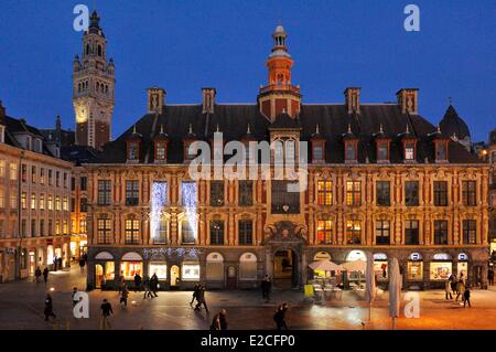 France, Nord, Lille, Place du Général de Gaulle ou Grand Place, façade de la Vieille Bourse et beffroi de la Chambre de Commerce et d'Industrie par nuit Banque D'Images