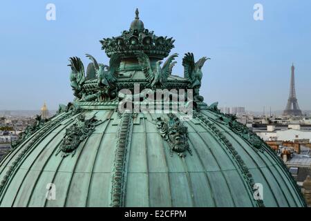 France, Paris, Opéra Garnier, la coupole de la rotonde les détenteurs de billets de saison et de la Tour Eiffel Banque D'Images