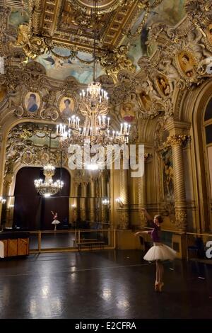 France, Paris, l'Opéra Garnier, l'échauffement avant de monter sur scène dans le foyer de la Danse Banque D'Images