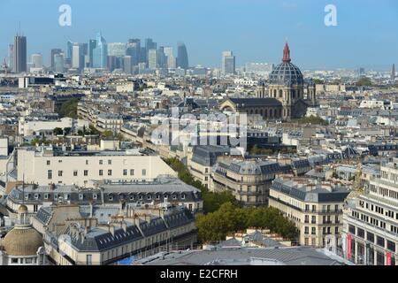 France, Paris, le grand magasin Le Printemps sur le boulevard Haussmann, le dôme de l'église Saint Augustin et les bâtiments du quartier de La Défense Banque D'Images