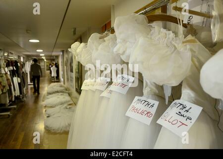 France, Paris, Opéra Garnier, des ateliers de costumes, costumes en attente dans un couloir Banque D'Images