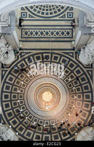 France, Paris, le Panthéon, la pendule de Foucault sous le dôme de la nef Banque D'Images