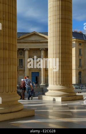 France, Paris, l'colonnes corinthiennes du fronton du Panthéon, l'entrée de la Faculté de droit de l'arrière-plan Banque D'Images